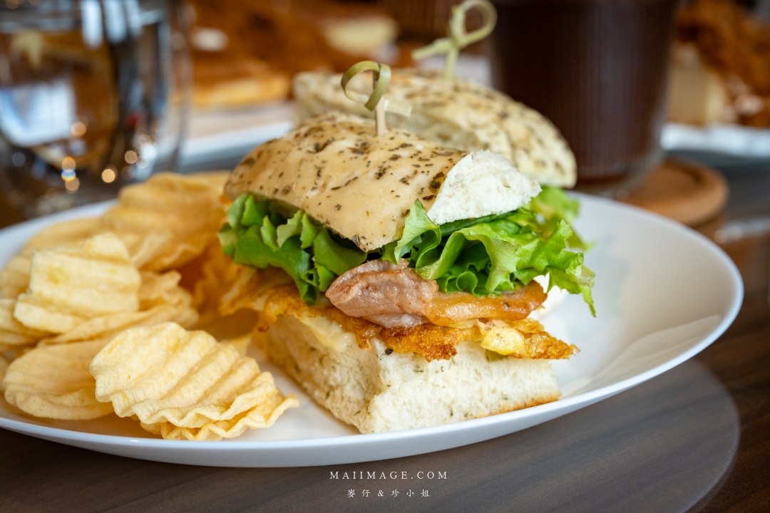 【苗栗美食】啡常美好～苗栗苑裡必訪氣氛咖啡館！百年老宅搖身一變的氣氛咖啡館，餐點水準高選擇多元，手沖精品咖啡必點。啡常美好評價、苑裡老街必吃、寵物友善咖啡廳、苗栗聚餐首選