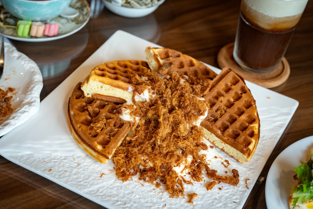 【苗栗美食】啡常美好～苗栗苑裡必訪氣氛咖啡館！百年老宅搖身一變的氣氛咖啡館，餐點水準高選擇多元，手沖精品咖啡必點。啡常美好評價、苑裡老街必吃、寵物友善咖啡廳、苗栗聚餐首選