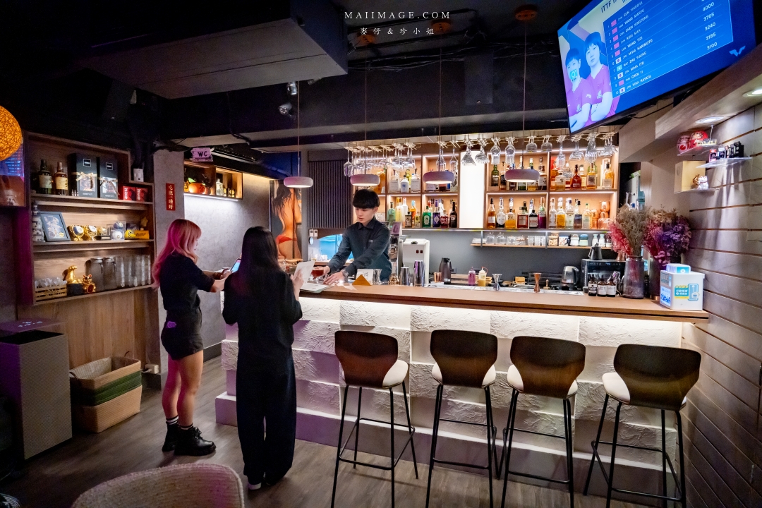 【台北美食】RAY DARTS Taipei Bar～網路評論破千則分數高達4.9顆星的飛鏢酒吧！調酒選擇多又很有梗，西門町酒吧推薦。