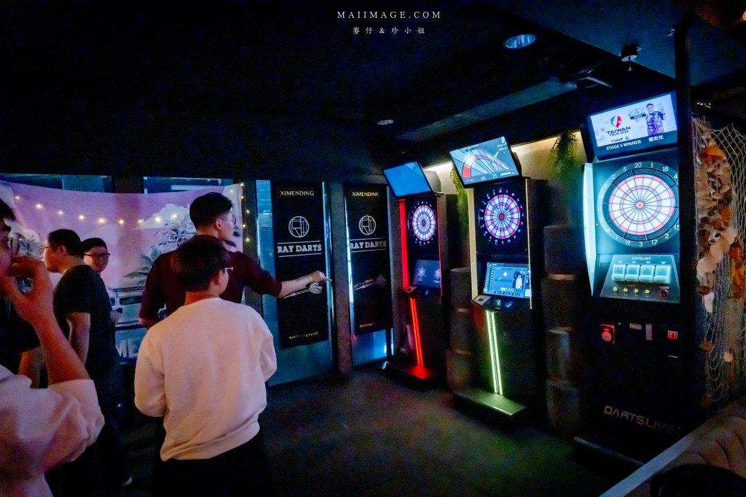 【台北美食】RAY DARTS Taipei Bar～網路評論破千則分數高達4.9顆星的飛鏢酒吧！調酒選擇多又很有梗，西門町酒吧推薦。