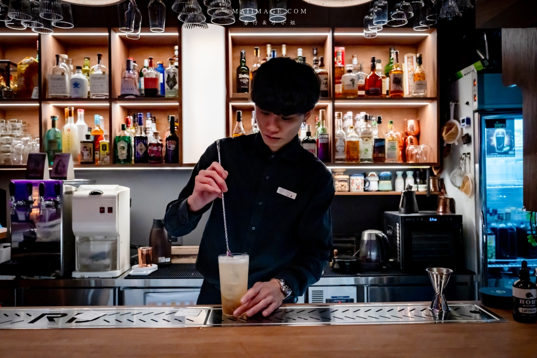 【台北美食】RAY DARTS Taipei Bar～網路評論破千則分數高達4.9顆星的飛鏢酒吧！調酒選擇多又很有梗，西門町酒吧推薦。