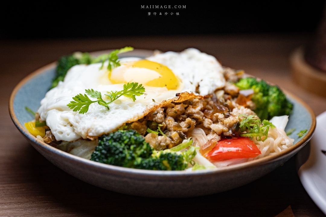 【台北美食】RAY DARTS Taipei Bar～網路評論破千則分數高達4.9顆星的飛鏢酒吧！調酒選擇多又很有梗，西門町酒吧推薦。