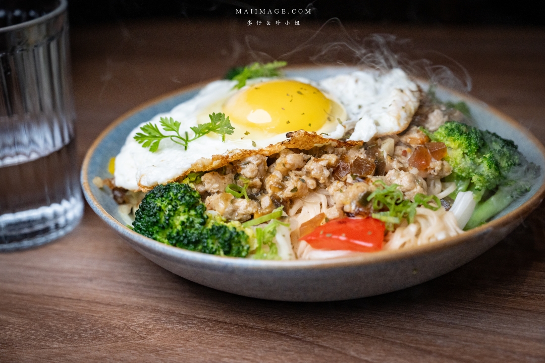 【台北美食】RAY DARTS Taipei Bar～網路評論破千則分數高達4.9顆星的飛鏢酒吧！調酒選擇多又很有梗，西門町酒吧推薦。