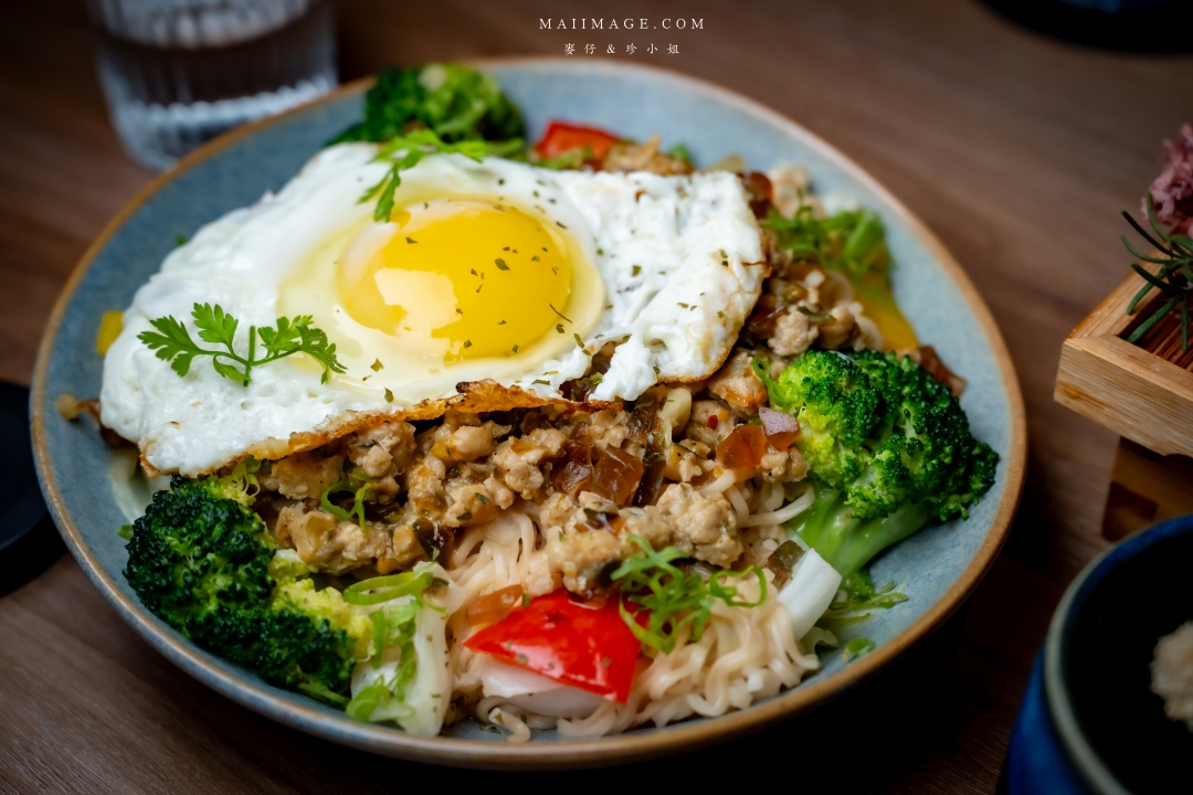 【台北美食】RAY DARTS Taipei Bar～網路評論破千則分數高達4.9顆星的飛鏢酒吧！調酒選擇多又很有梗，西門町酒吧推薦。