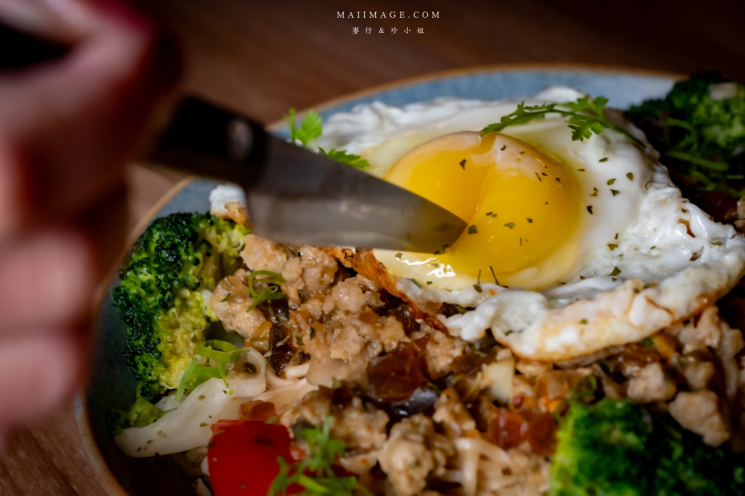 【台北美食】RAY DARTS Taipei Bar～網路評論破千則分數高達4.9顆星的飛鏢酒吧！調酒選擇多又很有梗，西門町酒吧推薦。