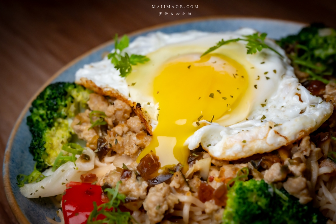 【台北美食】RAY DARTS Taipei Bar～網路評論破千則分數高達4.9顆星的飛鏢酒吧！調酒選擇多又很有梗，西門町酒吧推薦。