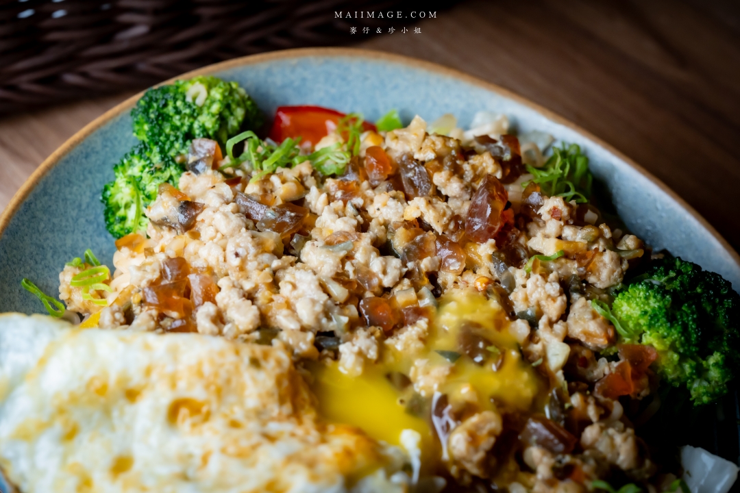 【台北美食】RAY DARTS Taipei Bar～網路評論破千則分數高達4.9顆星的飛鏢酒吧！調酒選擇多又很有梗，西門町酒吧推薦。