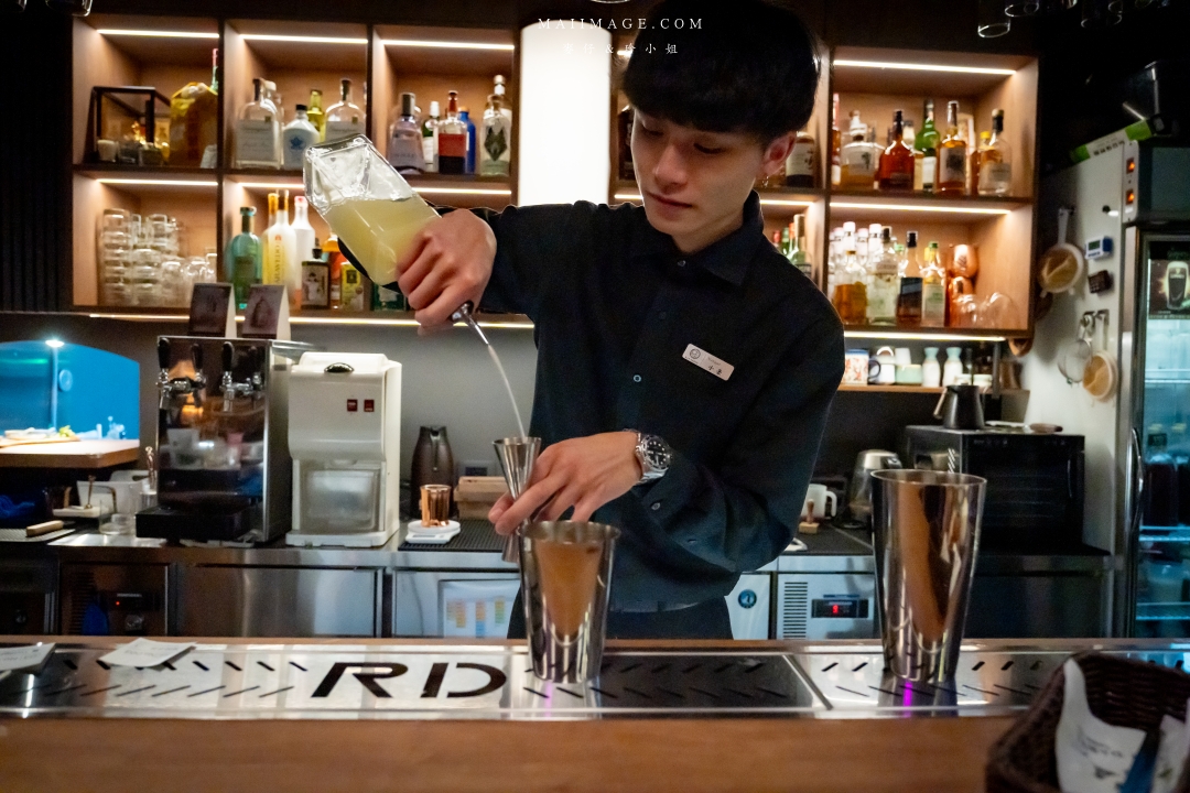 【台北美食】RAY DARTS Taipei Bar～網路評論破千則分數高達4.9顆星的飛鏢酒吧！調酒選擇多又很有梗，西門町酒吧推薦。