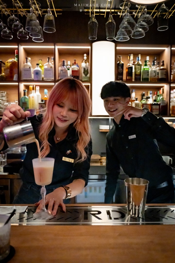 【台北美食】RAY DARTS Taipei Bar～網路評論破千則分數高達4.9顆星的飛鏢酒吧！調酒選擇多又很有梗，西門町酒吧推薦。