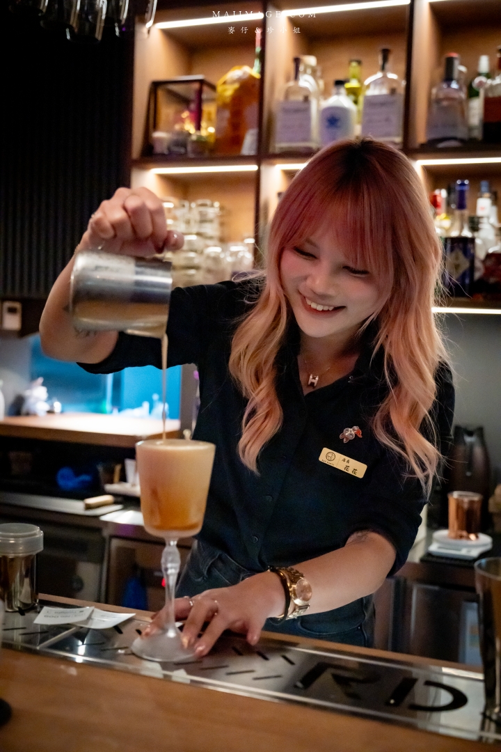 【台北美食】RAY DARTS Taipei Bar～網路評論破千則分數高達4.9顆星的飛鏢酒吧！調酒選擇多又很有梗，西門町酒吧推薦。