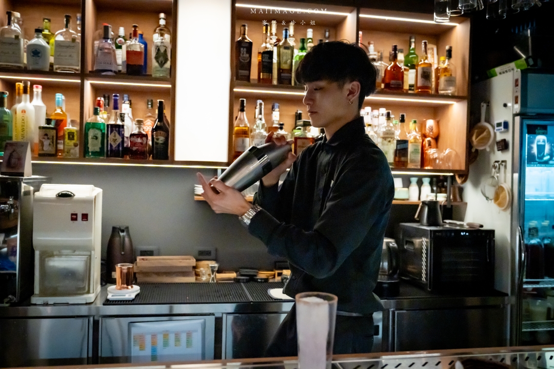 【台北美食】RAY DARTS Taipei Bar～網路評論破千則分數高達4.9顆星的飛鏢酒吧！調酒選擇多又很有梗，西門町酒吧推薦。