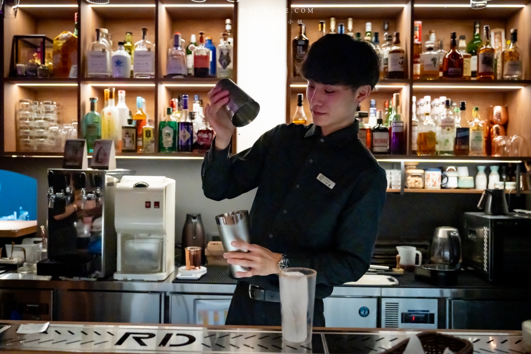 【台北美食】RAY DARTS Taipei Bar～網路評論破千則分數高達4.9顆星的飛鏢酒吧！調酒選擇多又很有梗，西門町酒吧推薦。