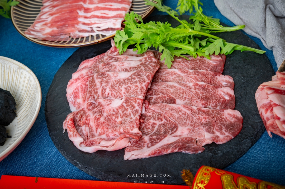 【2026年菜推薦】這一鍋馬馳萬象圍爐年菜~在家享受餐廳級圍爐饗宴、湯底與精緻食材一次搞定、A5和牛輕鬆享用,讓年味與幸福感同時升溫 【2026年菜推薦】這一鍋馬馳萬象圍爐年菜~在家享受餐廳級圍爐饗宴、湯底與精緻食材一次搞定、A5和牛輕鬆享用,讓年味與幸福感同時升溫