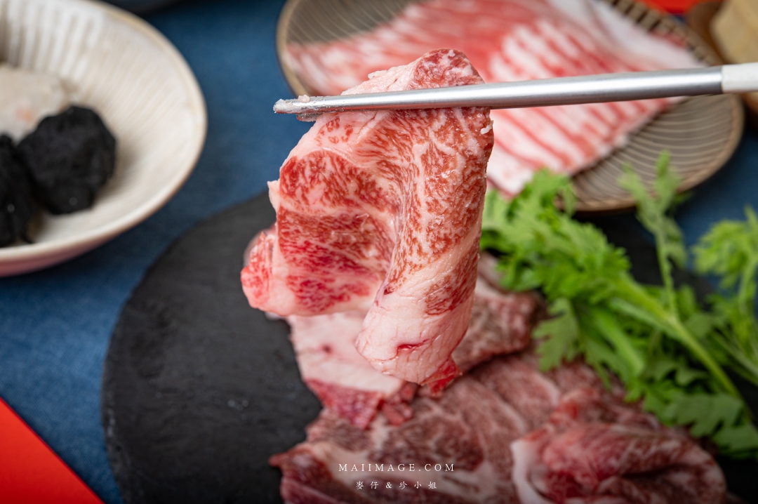 【2026年菜推薦】這一鍋馬馳萬象圍爐年菜~在家享受餐廳級圍爐饗宴、湯底與精緻食材一次搞定、A5和牛輕鬆享用,讓年味與幸福感同時升溫 【2026年菜推薦】這一鍋馬馳萬象圍爐年菜~在家享受餐廳級圍爐饗宴、湯底與精緻食材一次搞定、A5和牛輕鬆享用,讓年味與幸福感同時升溫