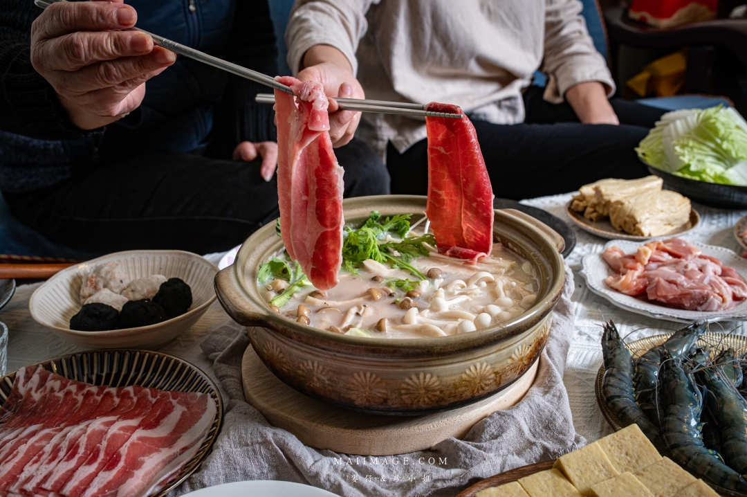 【2026年菜推薦】這一鍋馬馳萬象圍爐年菜~在家享受餐廳級圍爐饗宴、湯底與精緻食材一次搞定、A5和牛輕鬆享用,讓年味與幸福感同時升溫 【2026年菜推薦】這一鍋馬馳萬象圍爐年菜~在家享受餐廳級圍爐饗宴、湯底與精緻食材一次搞定、A5和牛輕鬆享用,讓年味與幸福感同時升溫