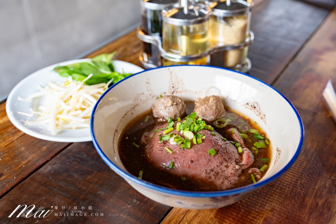 【曼谷通羅區美食】SO THONGLOR BOAT NOODLE ～藝人高山峰推薦的巨無霸大碗和牛船麵，只要300泰銖真的太狂了