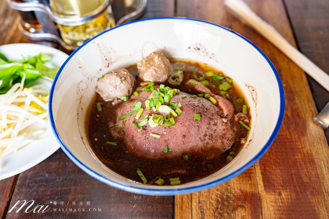 【曼谷通羅區美食】SO THONGLOR BOAT NOODLE ～藝人高山峰推薦的巨無霸大碗和牛船麵，只要300泰銖真的太狂了