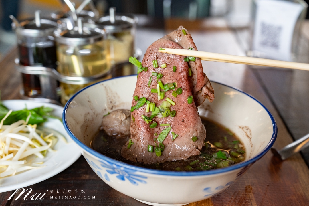 【曼谷通羅區美食】SO THONGLOR BOAT NOODLE ～藝人高山峰推薦的巨無霸大碗和牛船麵，只要300泰銖真的太狂了