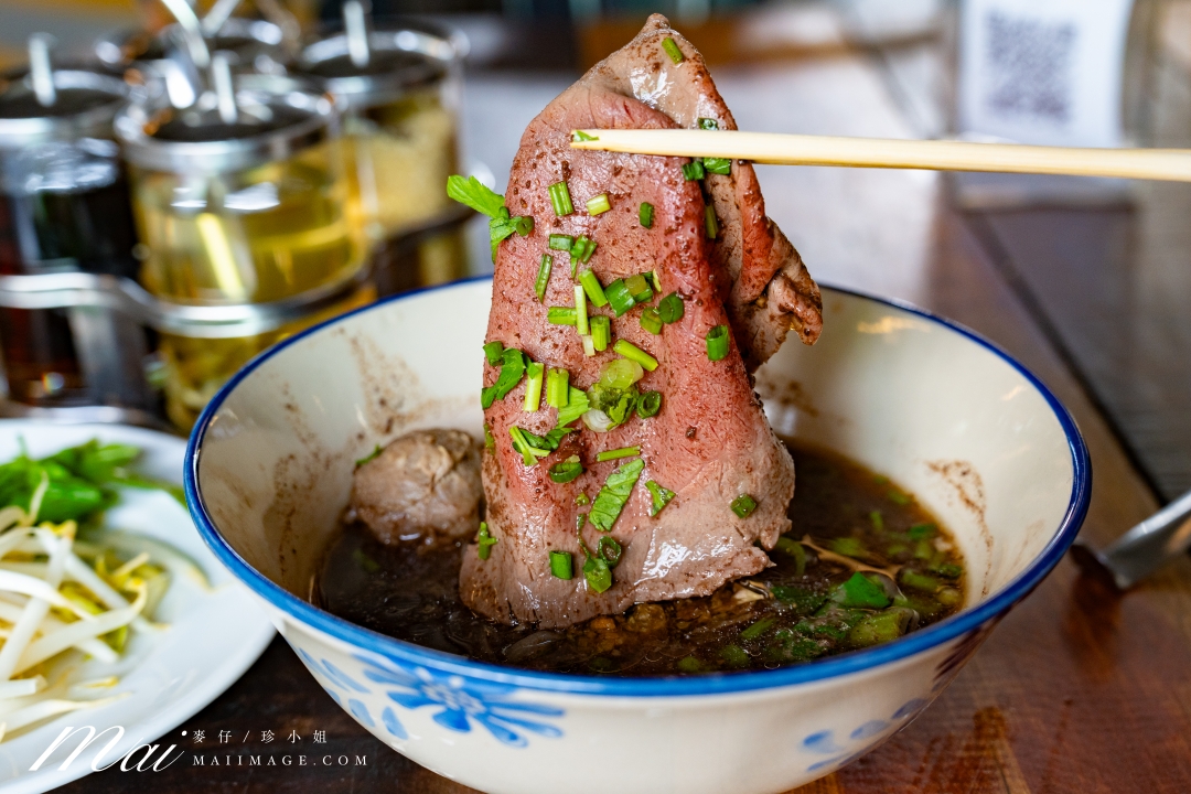 【曼谷通羅區美食】SO THONGLOR BOAT NOODLE ～藝人高山峰推薦的巨無霸大碗和牛船麵，只要300泰銖真的太狂了