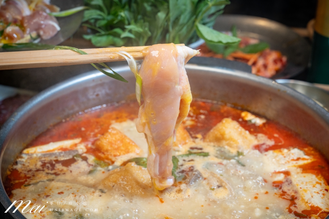 台北大安區美食|滇發哥·雲南臭豆腐火鍋,忠孝敦化站巷弄裡越臭越迷人的深夜火鍋,臭豆腐百香果酸湯鴛鴦鍋必點。台北異國火鍋推薦 台北大安區美食|滇發哥·雲南臭豆腐火鍋,忠孝敦化站巷弄裡越臭越迷人的深夜火鍋,臭豆腐百香果酸湯鴛鴦鍋必點。台北異國火鍋推薦