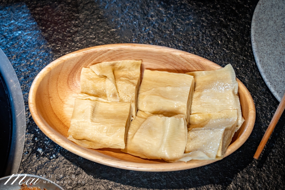 台北大安區美食｜滇發哥·雲南臭豆腐火鍋，忠孝敦化站巷弄裡越臭越迷人的深夜火鍋，臭豆腐百香果酸湯鴛鴦鍋必點。台北異國火鍋推薦