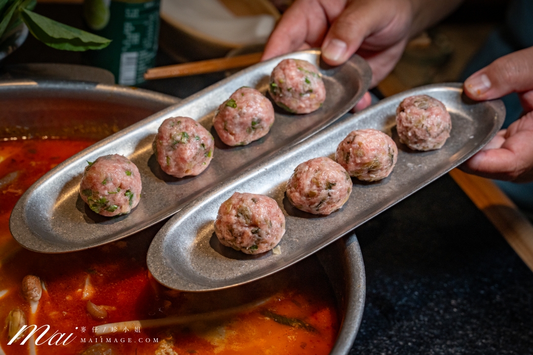 台北大安區美食|滇發哥·雲南臭豆腐火鍋,忠孝敦化站巷弄裡越臭越迷人的深夜火鍋,臭豆腐百香果酸湯鴛鴦鍋必點。台北異國火鍋推薦 台北大安區美食|滇發哥·雲南臭豆腐火鍋,忠孝敦化站巷弄裡越臭越迷人的深夜火鍋,臭豆腐百香果酸湯鴛鴦鍋必點。台北異國火鍋推薦