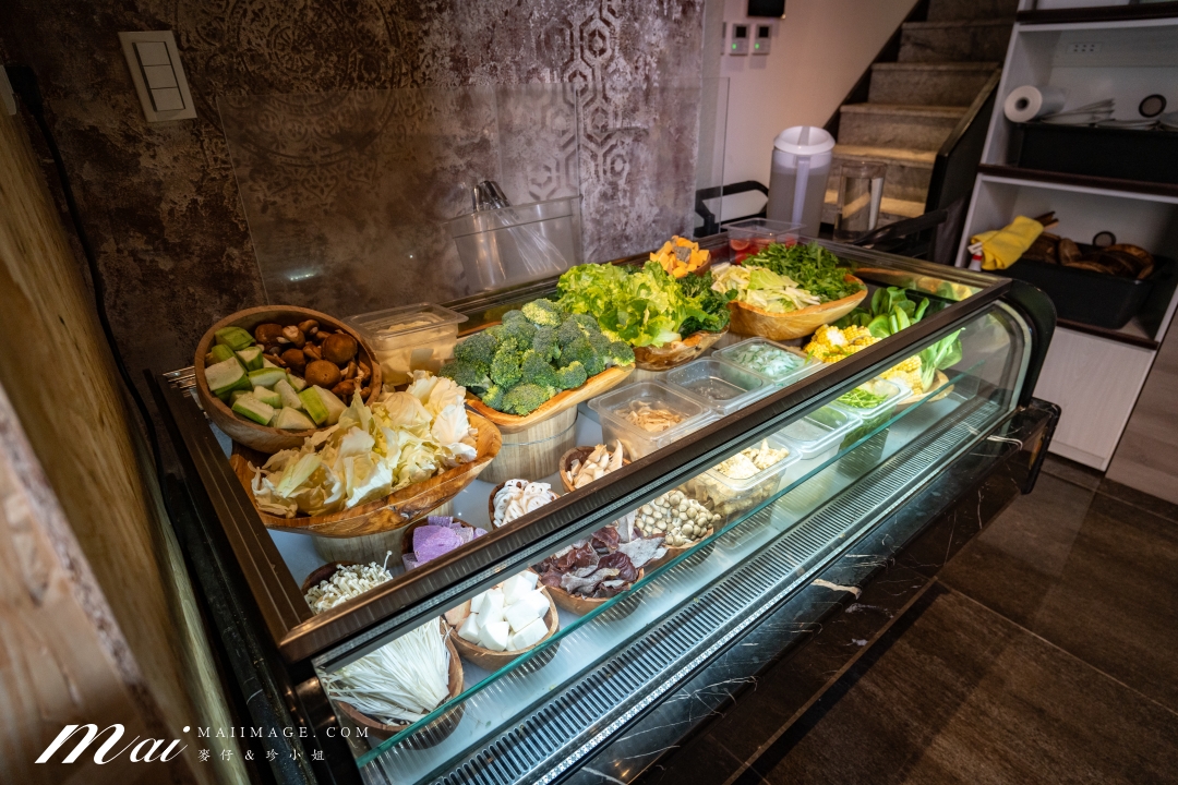 【桃園藝文美食】食鍋性也 藝文店～桃園藝文特區精緻火鍋吃到飽，359元起蔬菜吧、飲料、主食通通無限供應！再加239還能肉品無限吃