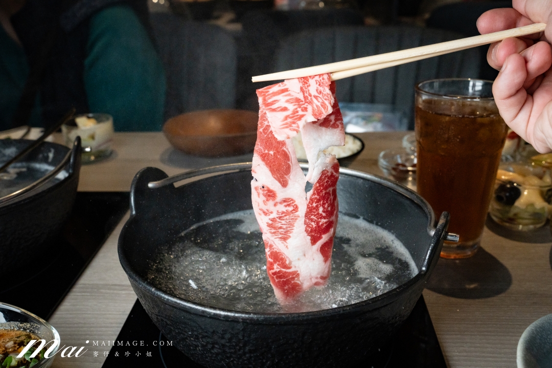 【桃園藝文美食】食鍋性也 藝文店～桃園藝文特區精緻火鍋吃到飽，359元起蔬菜吧、飲料、主食通通無限供應！再加239還能肉品無限吃
