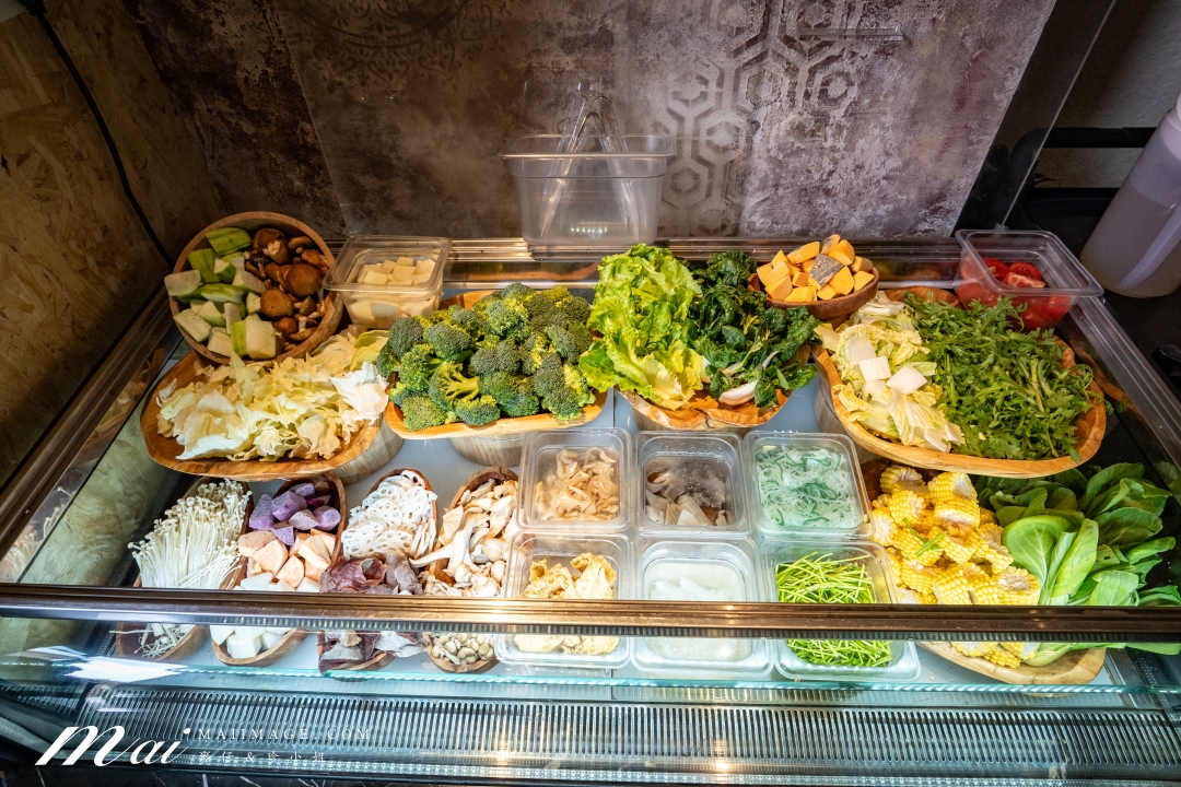 【桃園藝文美食】食鍋性也 藝文店～桃園藝文特區精緻火鍋吃到飽，359元起蔬菜吧、飲料、主食通通無限供應！再加239還能肉品無限吃