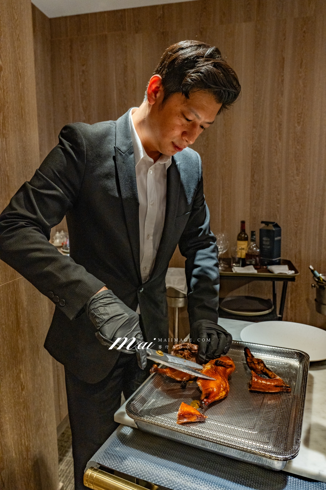【台北美食】麟聚餐廳～連續兩年米其林一星經典粵菜！麟聚餐廳｜25000元桌菜開箱！玻璃脆皮小乳鴨、魚翅濃湯一品雞、油焗大虎蝦好銷魂、台北小巨蛋捷運美食