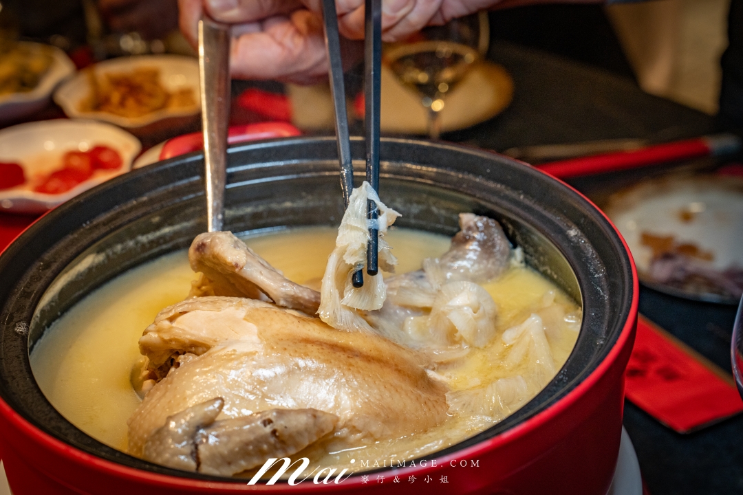 【台北美食】麟聚餐廳～連續兩年米其林一星經典粵菜！麟聚餐廳｜25000元桌菜開箱！玻璃脆皮小乳鴨、魚翅濃湯一品雞、油焗大虎蝦好銷魂、台北小巨蛋捷運美食