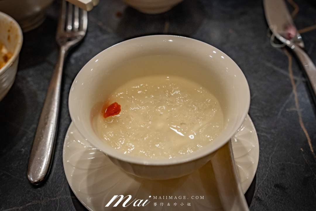 【台北美食】麟聚餐廳～連續兩年米其林一星經典粵菜！麟聚餐廳｜25000元桌菜開箱！玻璃脆皮小乳鴨、魚翅濃湯一品雞、油焗大虎蝦好銷魂、台北小巨蛋捷運美食