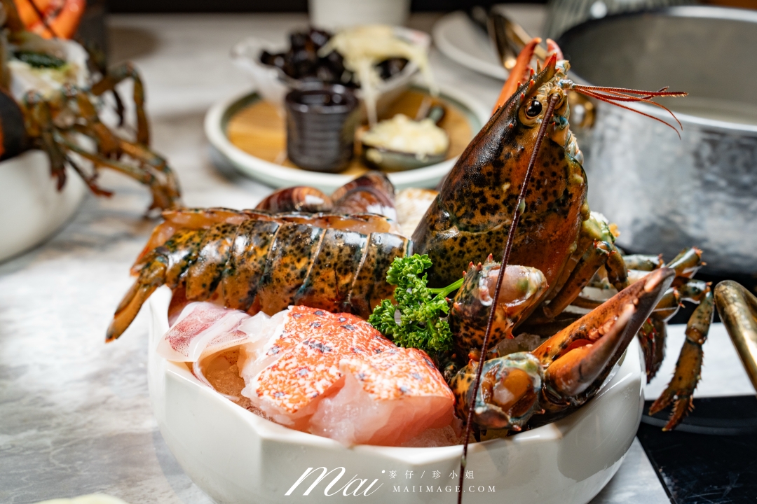【台北美食】台北大安區鮮度爆表鍋物推薦！ 來到熹極洣28會館，必吃招牌「28極上龍皇海陸御膳」整隻空運來台活龍蝦 × 日本A5和牛，原價2,500元，限時尊享價只要1,500元，還免收10%服務費！ 頂級海陸一次滿足，奢華美味超乎想像！