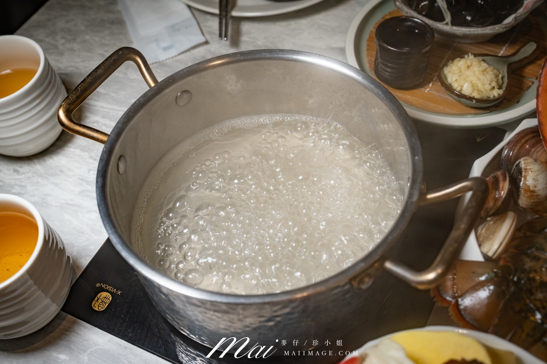 【台北美食】台北大安區鮮度爆表鍋物推薦！ 來到熹極洣28會館，必吃招牌「28極上龍皇海陸御膳」整隻空運來台活龍蝦 × 日本A5和牛，原價2,500元，限時尊享價只要1,500元，還免收10%服務費！ 頂級海陸一次滿足，奢華美味超乎想像！