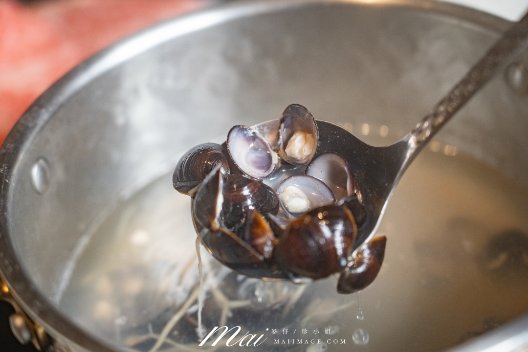 【台北美食】台北大安區鮮度爆表鍋物推薦！ 來到熹極洣28會館，必吃招牌「28極上龍皇海陸御膳」整隻空運來台活龍蝦 × 日本A5和牛，原價2,500元，限時尊享價只要1,500元，還免收10%服務費！ 頂級海陸一次滿足，奢華美味超乎想像！