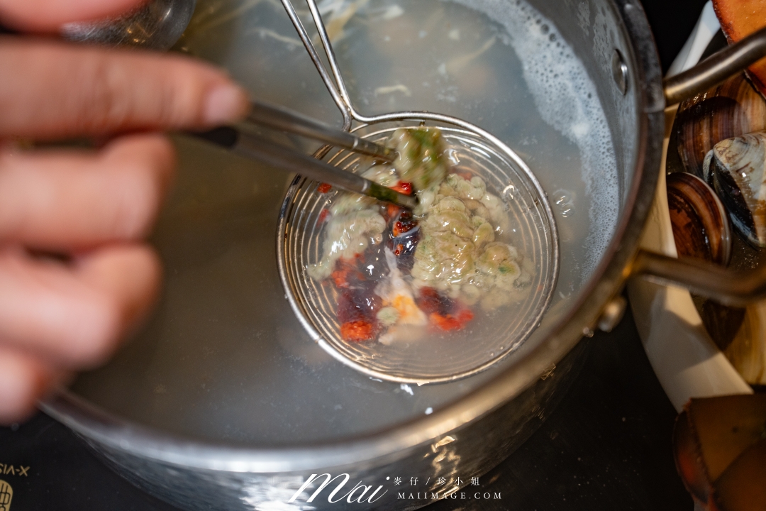 【台北美食】台北大安區鮮度爆表鍋物推薦！ 來到熹極洣28會館，必吃招牌「28極上龍皇海陸御膳」整隻空運來台活龍蝦 × 日本A5和牛，原價2,500元，限時尊享價只要1,500元，還免收10%服務費！ 頂級海陸一次滿足，奢華美味超乎想像！