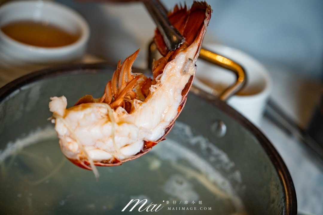【台北美食】台北大安區鮮度爆表鍋物推薦！ 來到熹極洣28會館，必吃招牌「28極上龍皇海陸御膳」整隻空運來台活龍蝦 × 日本A5和牛，原價2,500元，限時尊享價只要1,500元，還免收10%服務費！ 頂級海陸一次滿足，奢華美味超乎想像！