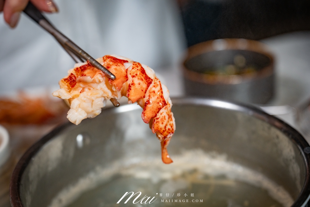 【台北美食】台北大安區鮮度爆表鍋物推薦！ 來到熹極洣28會館，必吃招牌「28極上龍皇海陸御膳」整隻空運來台活龍蝦 × 日本A5和牛，原價2,500元，限時尊享價只要1,500元，還免收10%服務費！ 頂級海陸一次滿足，奢華美味超乎想像！