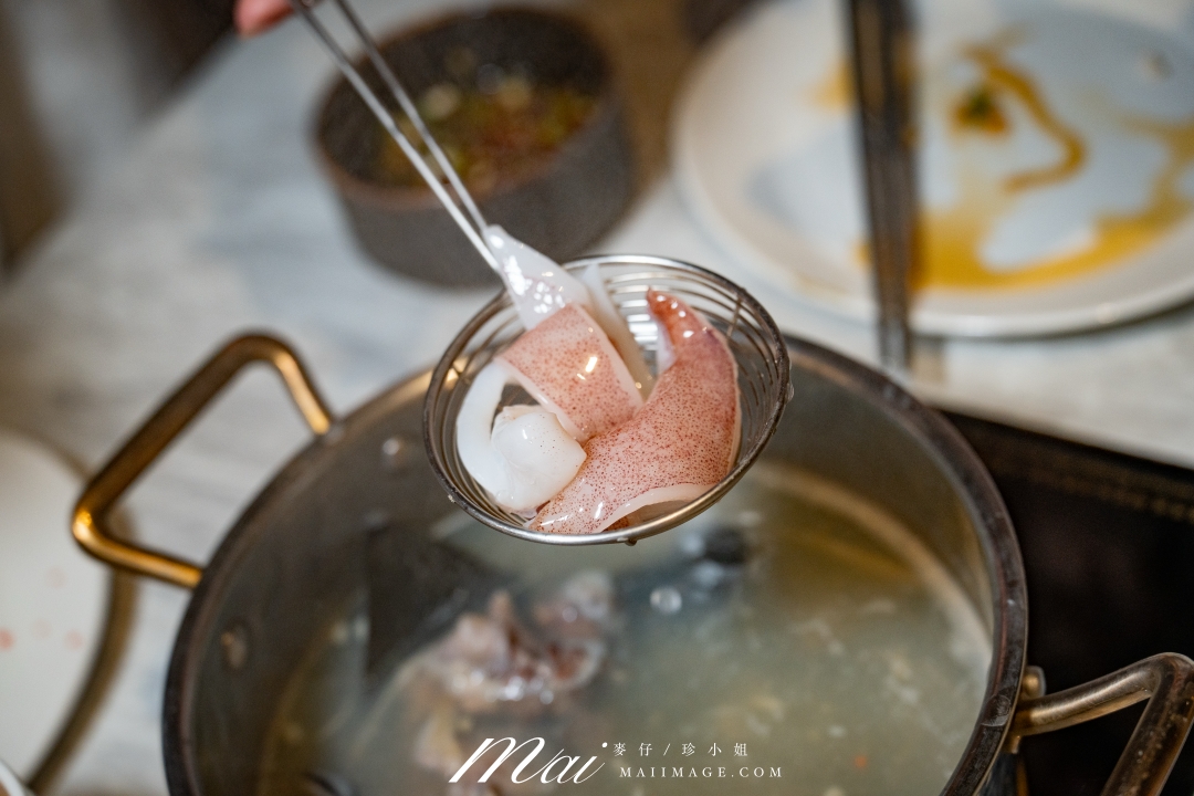 【台北美食】台北大安區鮮度爆表鍋物推薦！ 來到熹極洣28會館，必吃招牌「28極上龍皇海陸御膳」整隻空運來台活龍蝦 × 日本A5和牛，原價2,500元，限時尊享價只要1,500元，還免收10%服務費！ 頂級海陸一次滿足，奢華美味超乎想像！