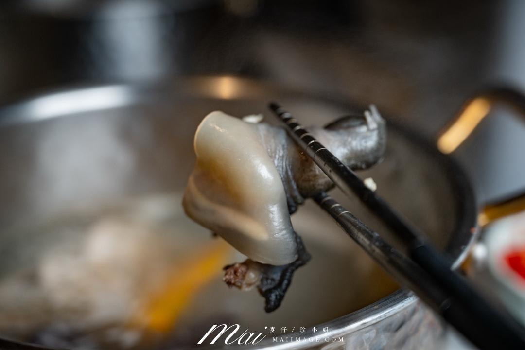 【台北美食】台北大安區鮮度爆表鍋物推薦！ 來到熹極洣28會館，必吃招牌「28極上龍皇海陸御膳」整隻空運來台活龍蝦 × 日本A5和牛，原價2,500元，限時尊享價只要1,500元，還免收10%服務費！ 頂級海陸一次滿足，奢華美味超乎想像！