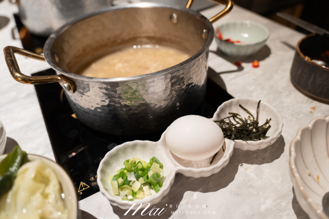 【台北美食】台北大安區鮮度爆表鍋物推薦！ 來到熹極洣28會館，必吃招牌「28極上龍皇海陸御膳」整隻空運來台活龍蝦 × 日本A5和牛，原價2,500元，限時尊享價只要1,500元，還免收10%服務費！ 頂級海陸一次滿足，奢華美味超乎想像！