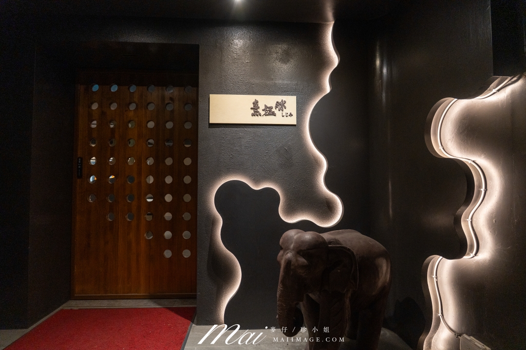 【台北美食】台北大安區鮮度爆表鍋物推薦！ 來到熹極洣28會館，必吃招牌「28極上龍皇海陸御膳」整隻空運來台活龍蝦 × 日本A5和牛，原價2,500元，限時尊享價只要1,500元，還免收10%服務費！ 頂級海陸一次滿足，奢華美味超乎想像！