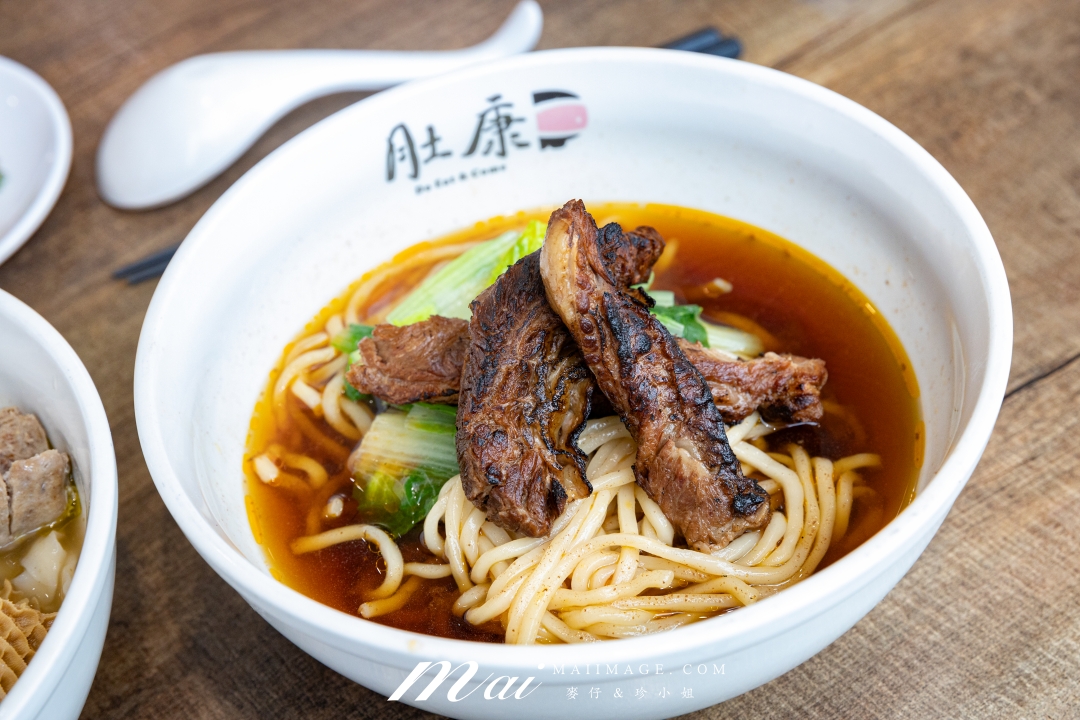 【台北美食】肚康炙燒牛肉麵天津店～牛肉麵節得獎名店！中山站必吃炙燒牛肉麵、清燉、番茄三種湯頭一次滿足。捷運中山站牛肉麵推薦