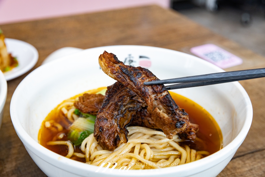 【台北美食】肚康炙燒牛肉麵天津店～牛肉麵節得獎名店！中山站必吃炙燒牛肉麵、清燉、番茄三種湯頭一次滿足。捷運中山站牛肉麵推薦