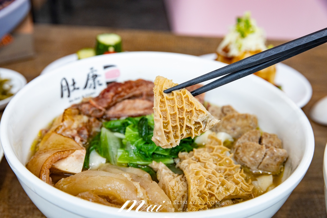 【台北美食】肚康炙燒牛肉麵天津店～牛肉麵節得獎名店！中山站必吃炙燒牛肉麵、清燉、番茄三種湯頭一次滿足。捷運中山站牛肉麵推薦