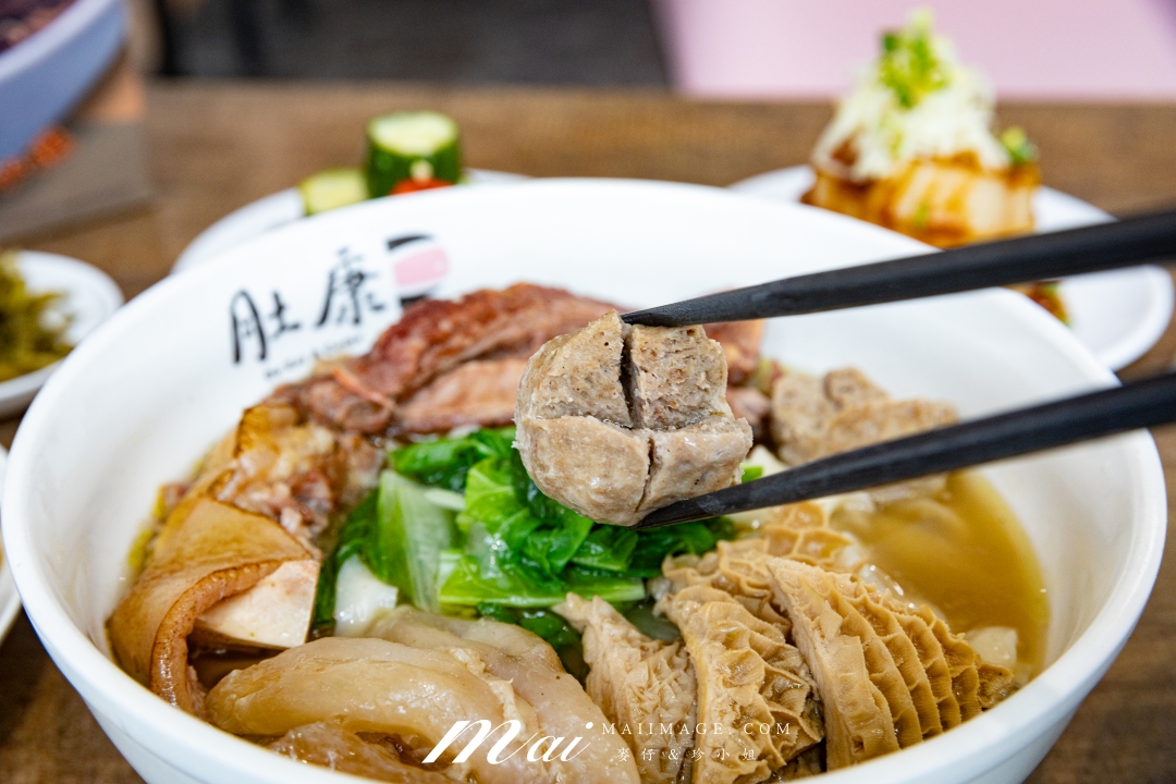 【台北美食】肚康炙燒牛肉麵天津店～牛肉麵節得獎名店！中山站必吃炙燒牛肉麵、清燉、番茄三種湯頭一次滿足。捷運中山站牛肉麵推薦