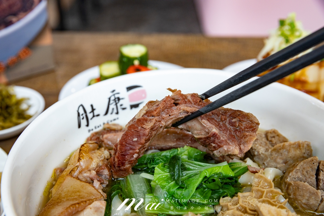 【台北美食】肚康炙燒牛肉麵天津店～牛肉麵節得獎名店！中山站必吃炙燒牛肉麵、清燉、番茄三種湯頭一次滿足。捷運中山站牛肉麵推薦
