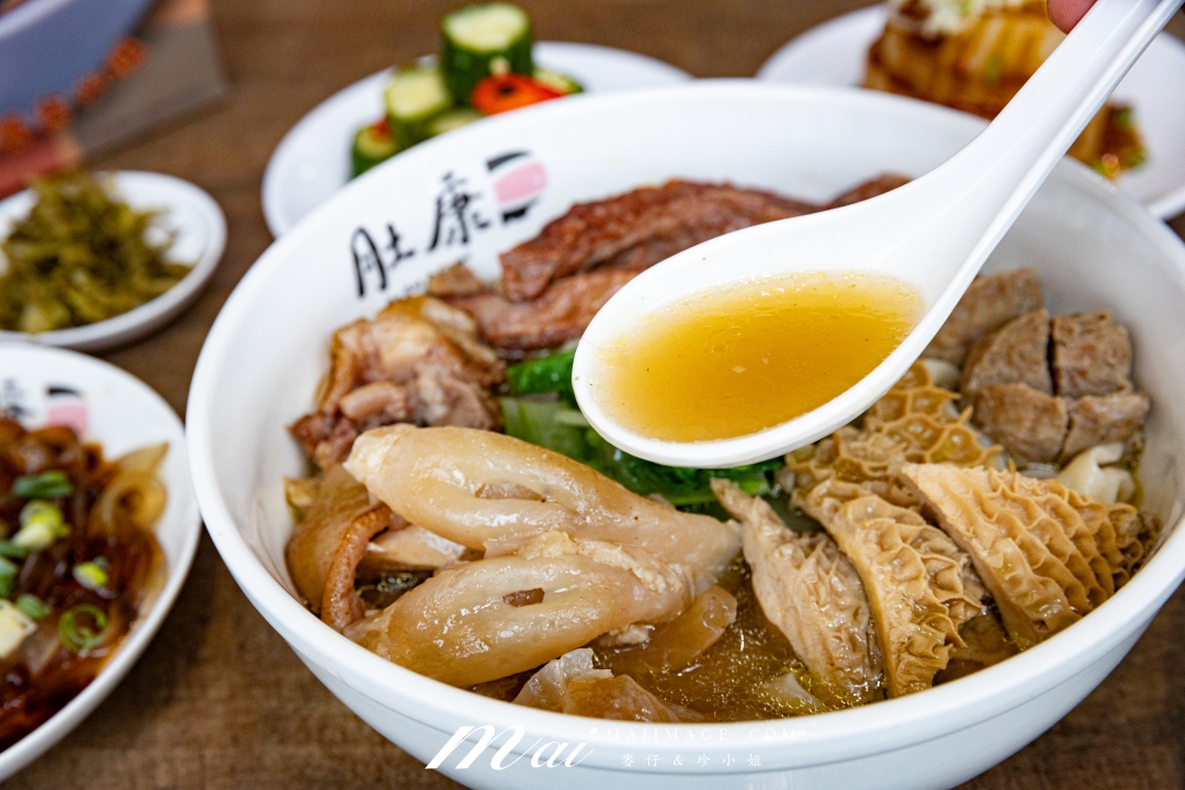 【台北美食】肚康炙燒牛肉麵天津店～牛肉麵節得獎名店！中山站必吃炙燒牛肉麵、清燉、番茄三種湯頭一次滿足。捷運中山站牛肉麵推薦