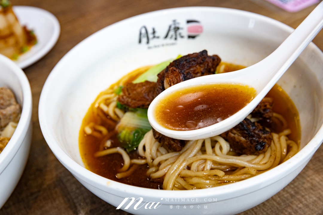 【台北美食】肚康炙燒牛肉麵天津店～牛肉麵節得獎名店！中山站必吃炙燒牛肉麵、清燉、番茄三種湯頭一次滿足。捷運中山站牛肉麵推薦