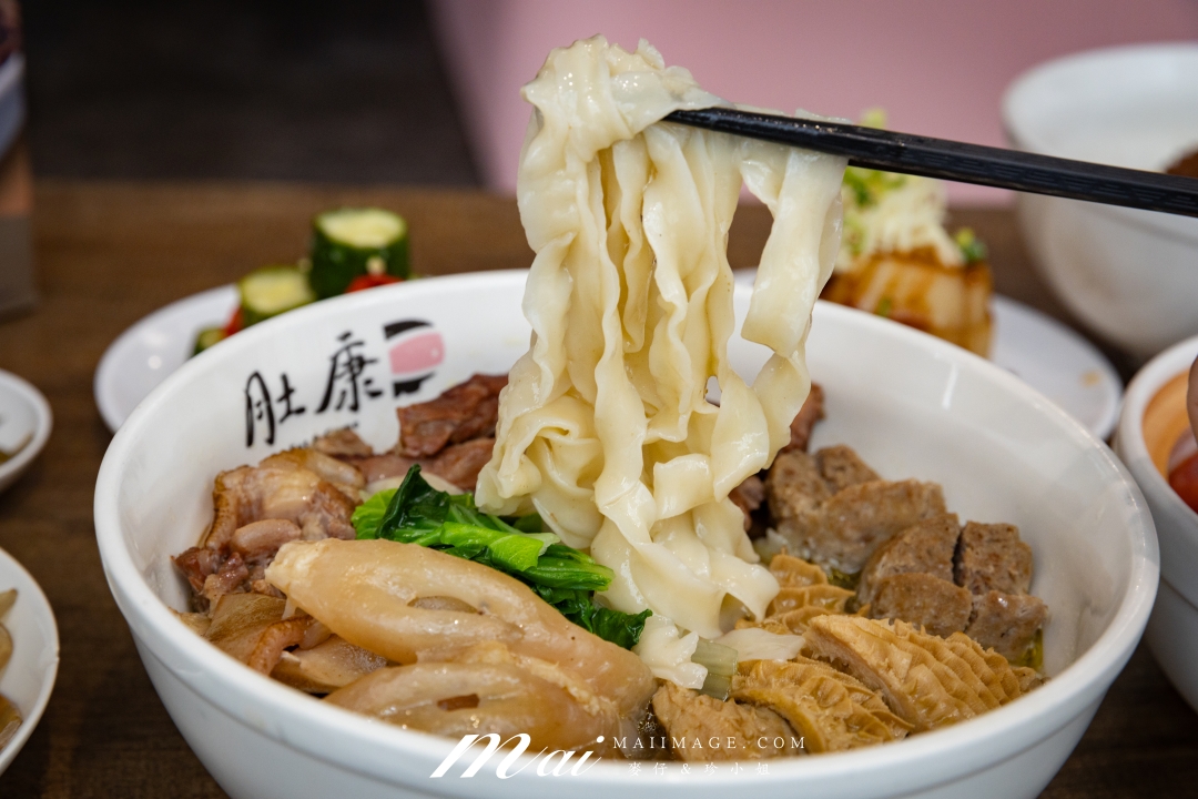 【台北美食】肚康炙燒牛肉麵天津店～牛肉麵節得獎名店！中山站必吃炙燒牛肉麵、清燉、番茄三種湯頭一次滿足。捷運中山站牛肉麵推薦